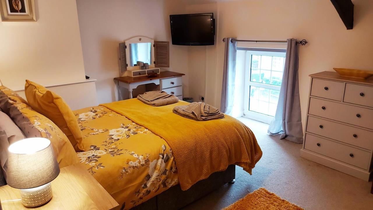 The Cock Hotel Bronllys Eksteriør billede